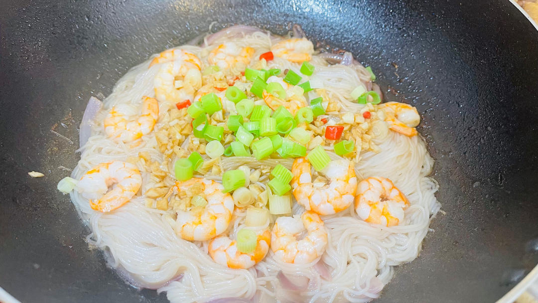 🔥天气越来越冷，来一道热乎乎的蒜蓉虾粉丝煲，简直太幸福了❗️