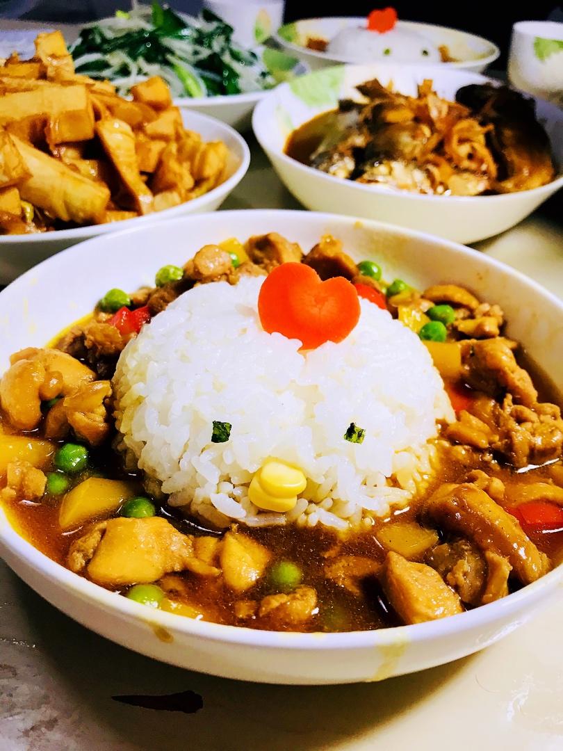 人见人爱花见花开🐤         三只小鸡日式咖喱饭