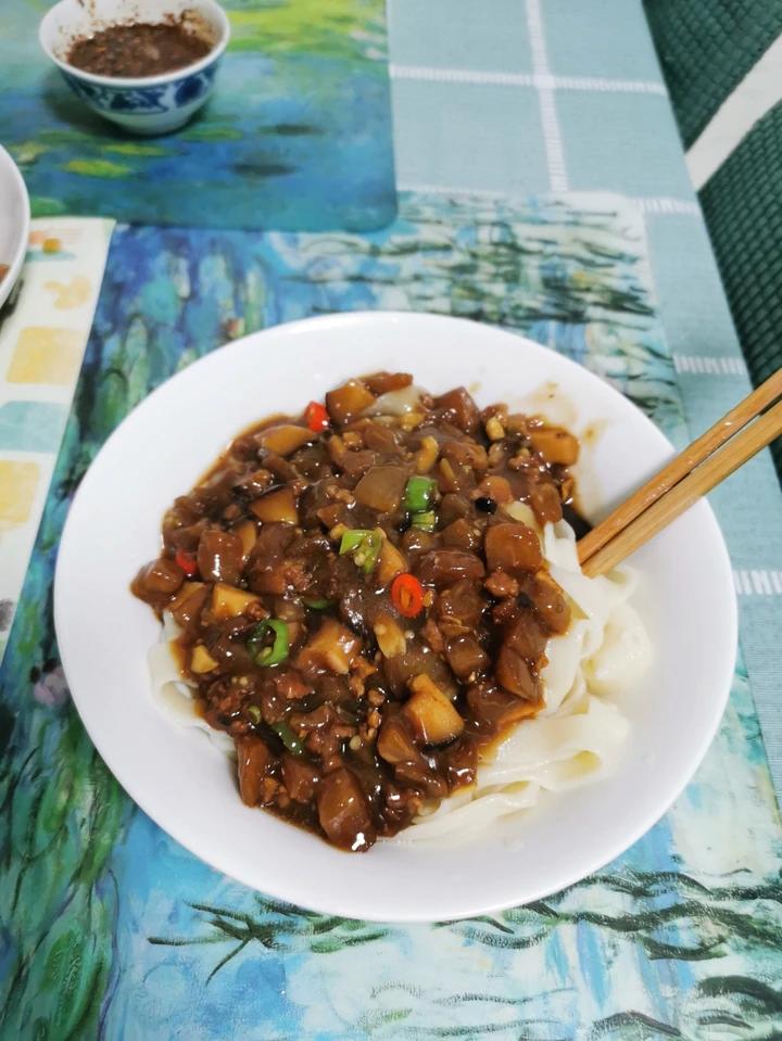 好吃不贵的茄子肉丁打卤面