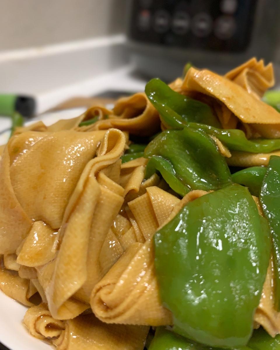 😘家常尖椒炒豆皮，做法简单好吃不长肉，饭桌上常见的一道菜，暖心暖胃。