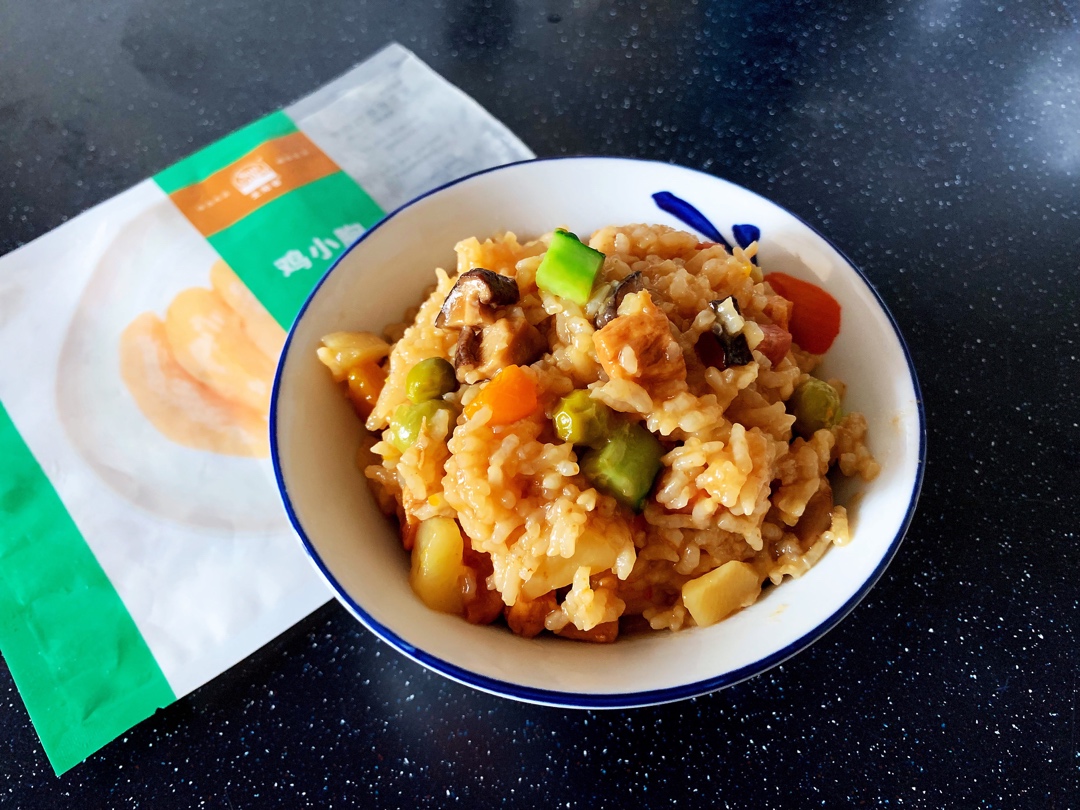 香菇鸡腿肉焖饭～太阳谷菜谱