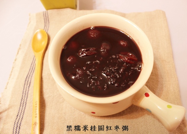 黑糯米桂圆红枣粥的做法