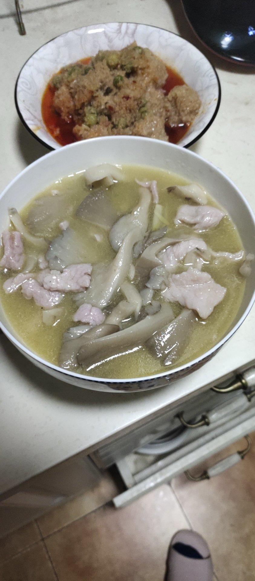 61小蕥妹61做的平菇肉片汤