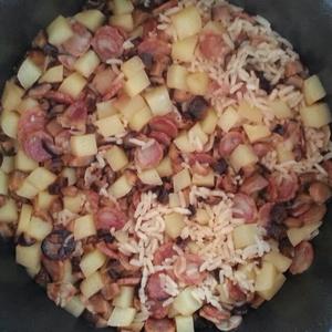 香菇土豆腊肠焖饭的做法 步骤4