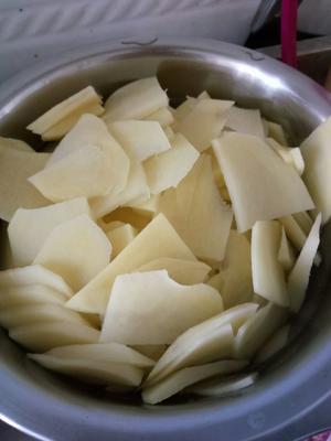 老黄瓜炒土豆片的做法 步骤2