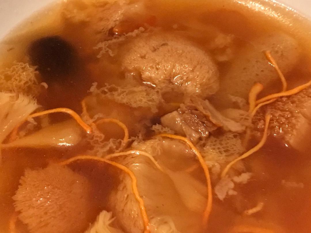 猴头菇虫草花竹荪排骨汤