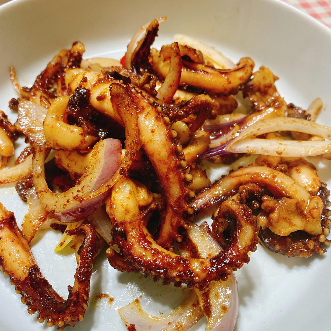 爆炒鱿鱼须，加上这一步，可以与铁板鱿鱼媲美