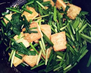煎豆腐炒韭菜的做法 步骤4