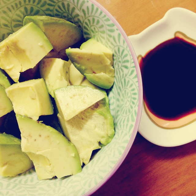 黄小次次子做的牛油果蘸酱油