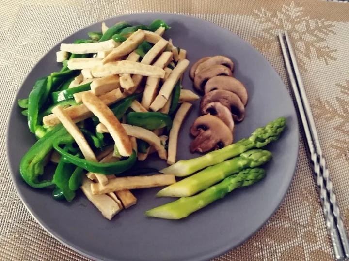 芦笋炒蘑菇