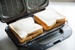 海盐红豆沙乳酪热压三明治🥪的做法 步骤5