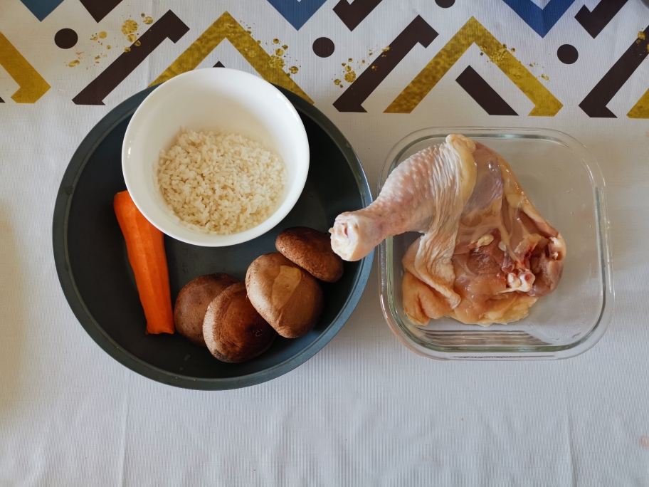 营养暖胃的香菇鸡肉粥的做法 步骤1