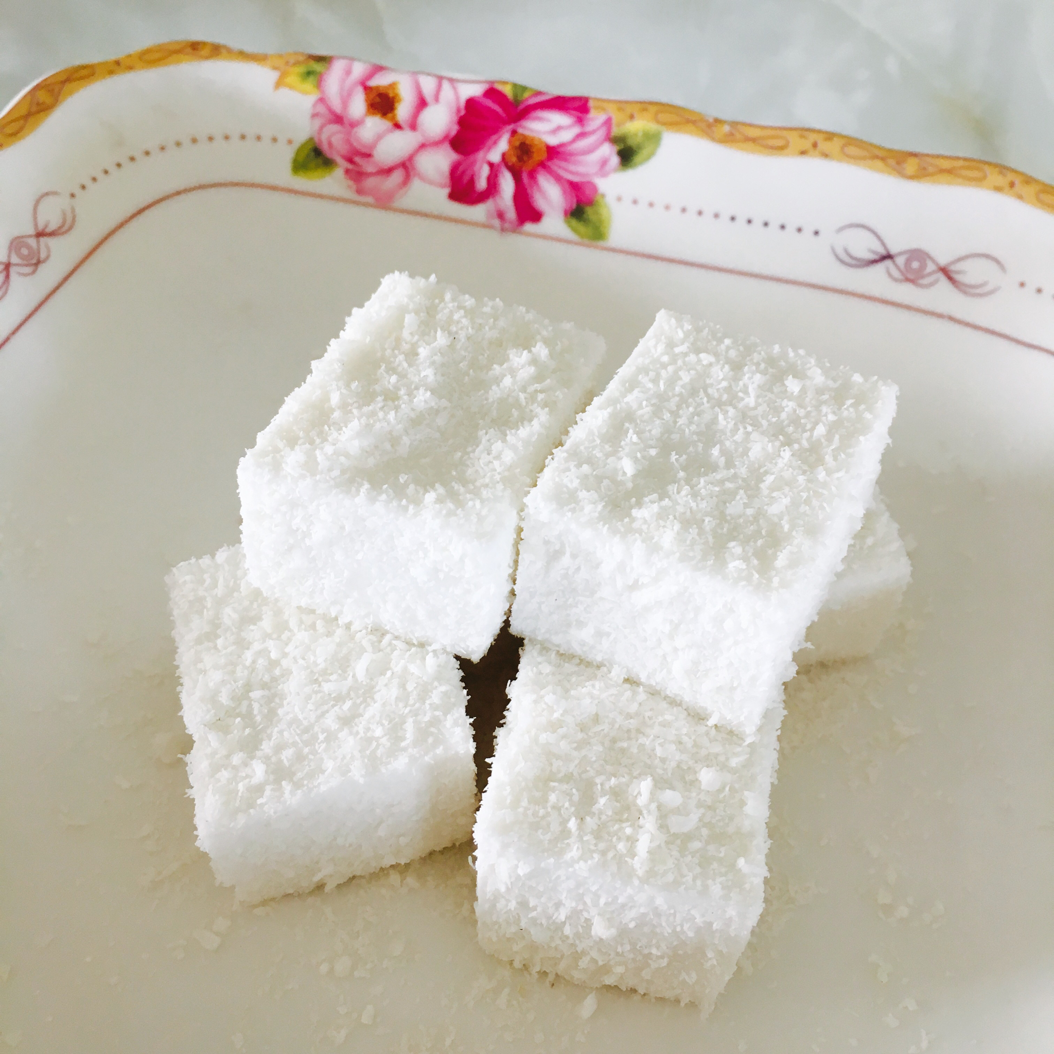 花生炒地豆做的香滑椰汁糕