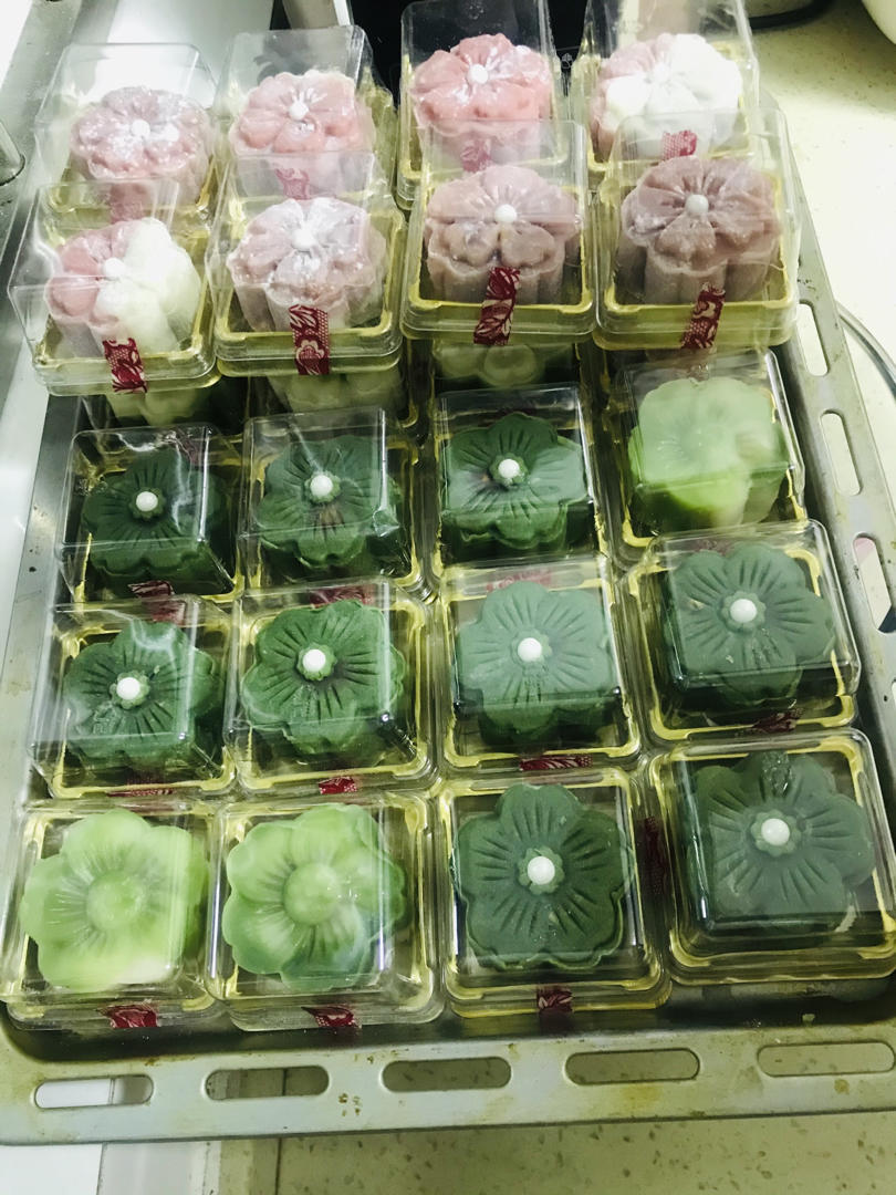 绿豆沙蛋黄冰皮月饼