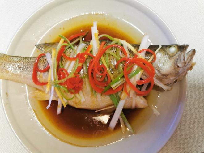 清蒸鲈鱼，经典粤菜，超级鲜嫩的做法