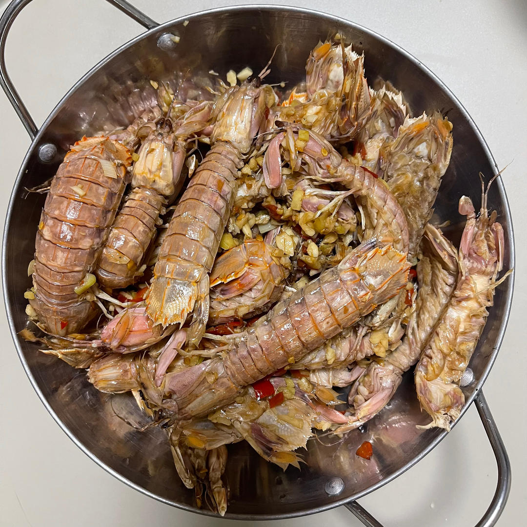 无油炸版的椒盐皮皮虾和巧拨虾壳的方法