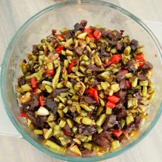 酸豆角炒卤牛肉（外婆的味道）的做法