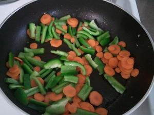青椒肉片炒饭的做法 步骤8