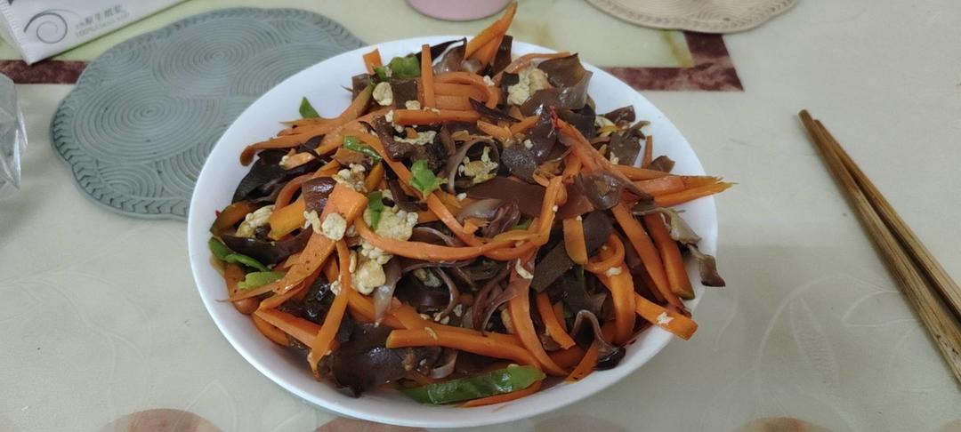 这么搭配也太香了！青椒胡萝卜木耳炒鸡蛋