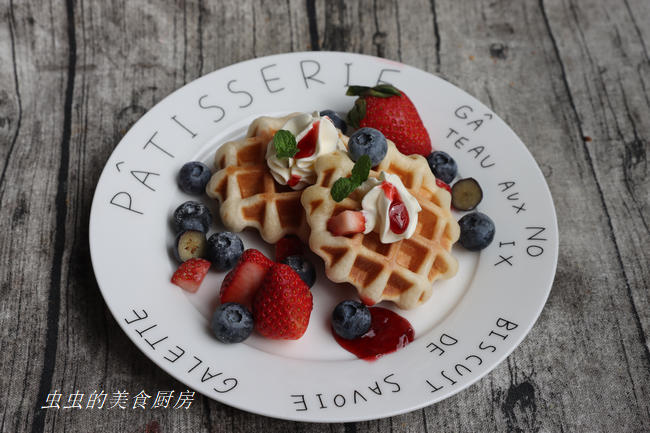 草莓蓝莓华夫饼的做法