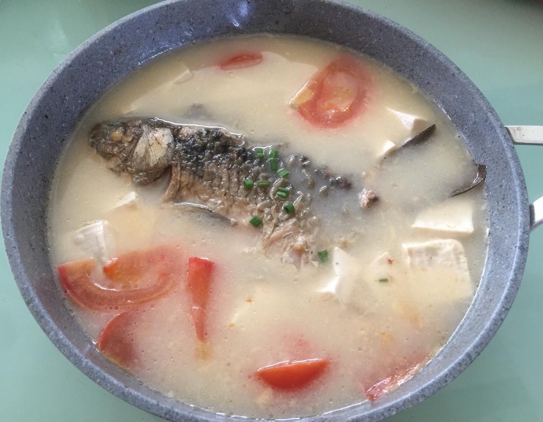 奶油鲫鱼豆腐汤