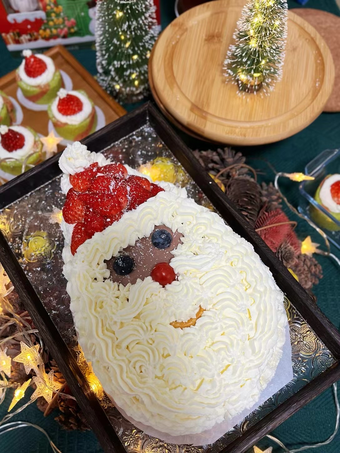 萌萌哒圣诞老人草莓奶油蛋糕