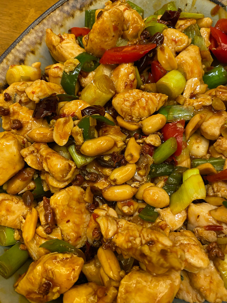 〈宫保鸡丁〉，小时候最爱的菜之一，郫县豆瓣酱版。欣小厨 😉