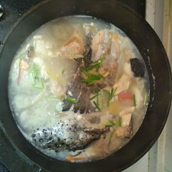 三文鱼头菌菇汤