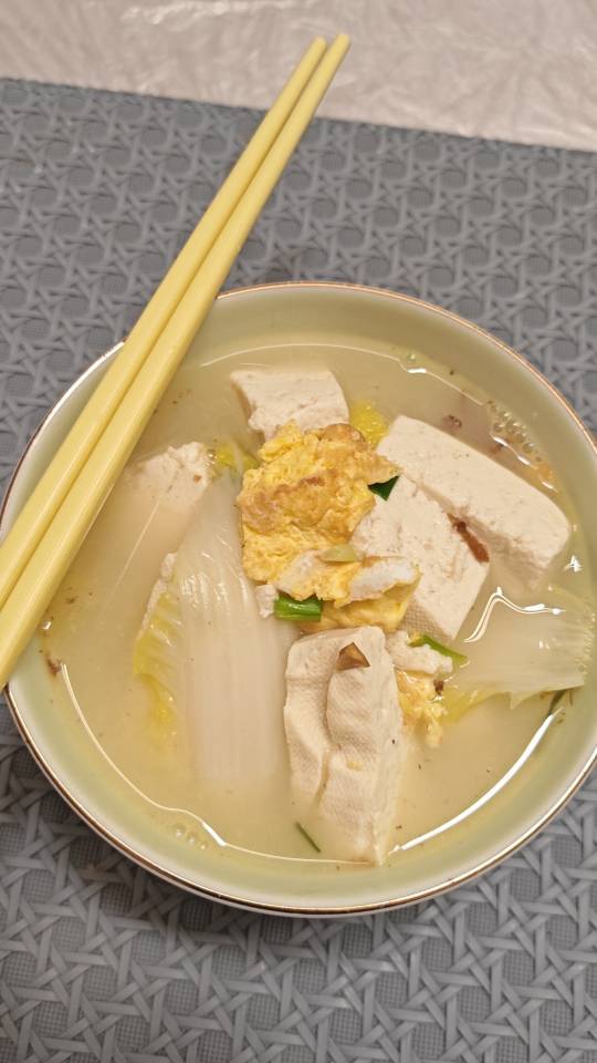 白菜煎蛋豆腐汤