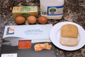 5分钟早餐 - 烟熏三文鱼鸡蛋三明治的做法 步骤1