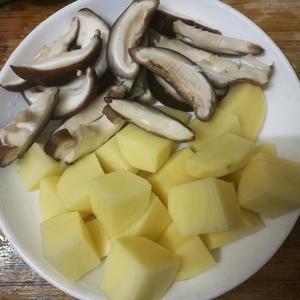 土豆香菇红烧鸡翅的做法 步骤2