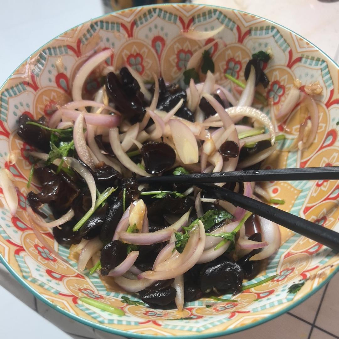 洋葱拌木耳