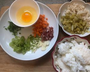 酸菜炒米的做法 步骤1