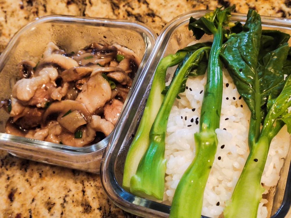 熊熊白白-鲜肉炒口蘑 配 白灼芥兰 大米饭的做法