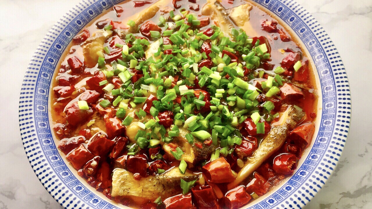 【创意小厨娘】重庆特色江湖菜鼻祖——来凤鱼，鱼肉细嫩入味，麻辣鲜香，看着就流口水。