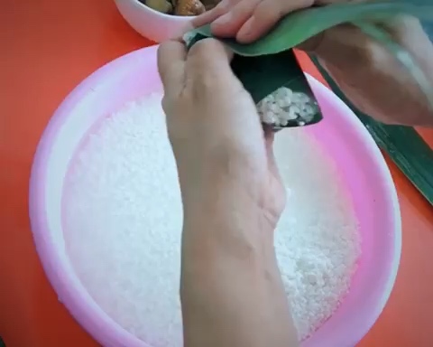 不用绳子的蜜枣粽子包法 （有视频）的做法 步骤8