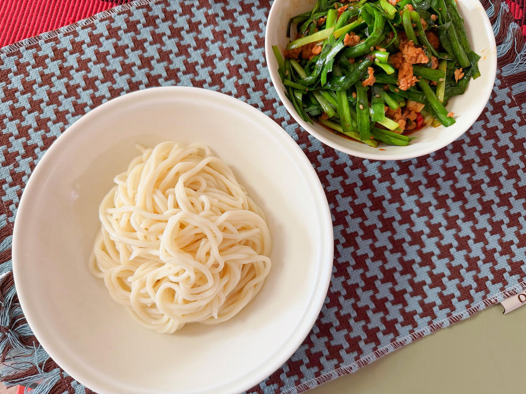 韭菜肉末酱拌面