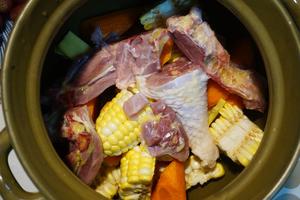 红萝卜玉米鸡汤的做法 步骤4