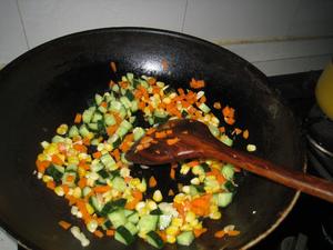 咸蛋白蔬菜丁的做法 步骤4