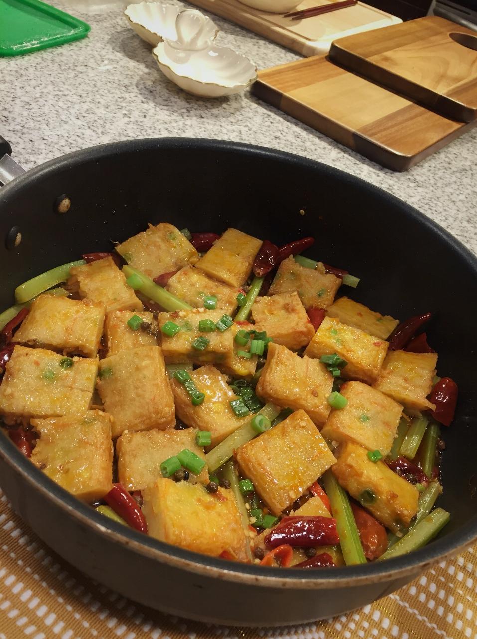 网红小食-麻辣鱼豆腐