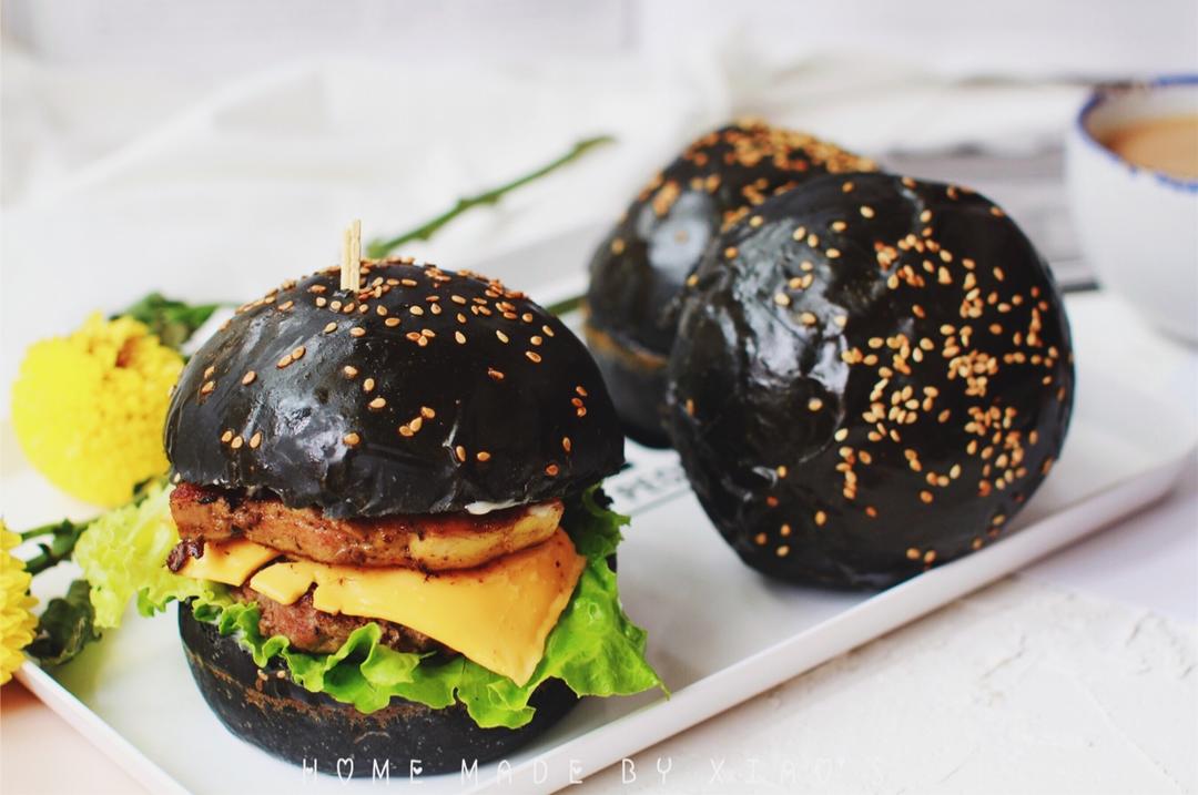 伐买伐开心做的竹炭汉堡