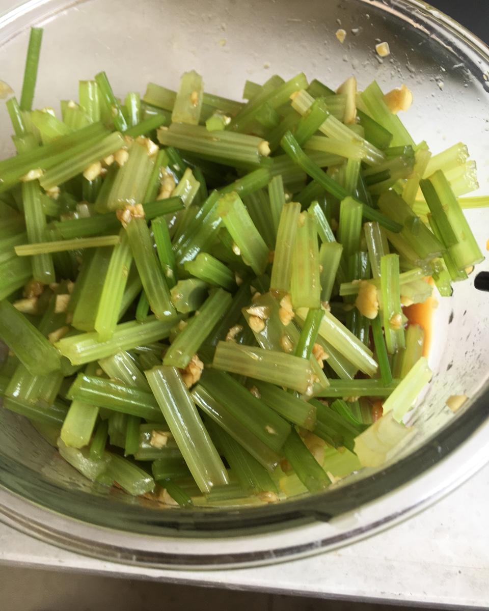 凉拌芹菜（简洁版）