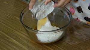 广式月饼—红莲蓉蛋黄馅、奶油椰丝馅的做法 步骤2
