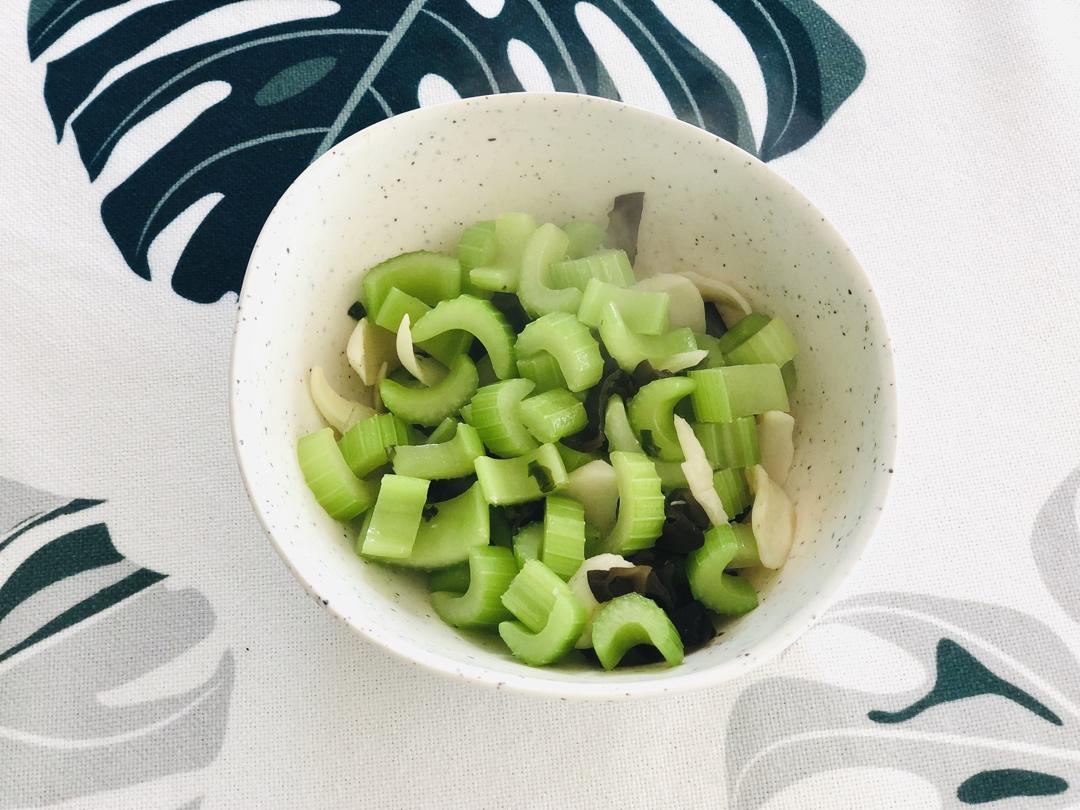 清炒百合木耳西芹