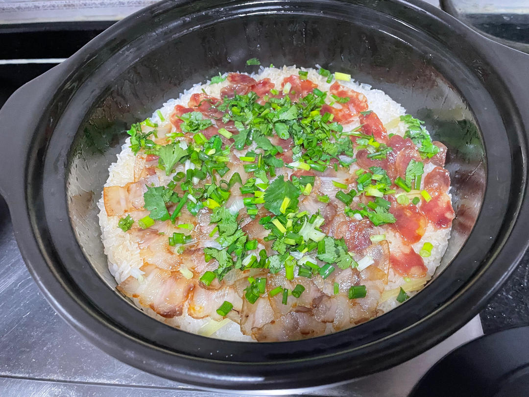 广式腊味煲仔饭