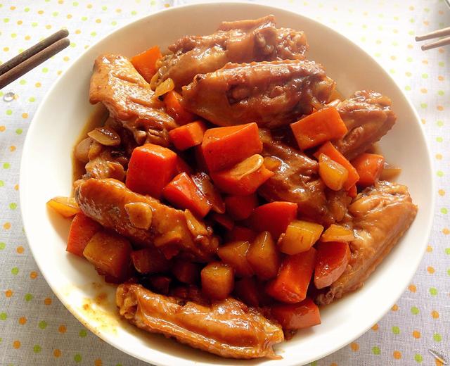 胡萝卜土豆烧鸡翅的做法