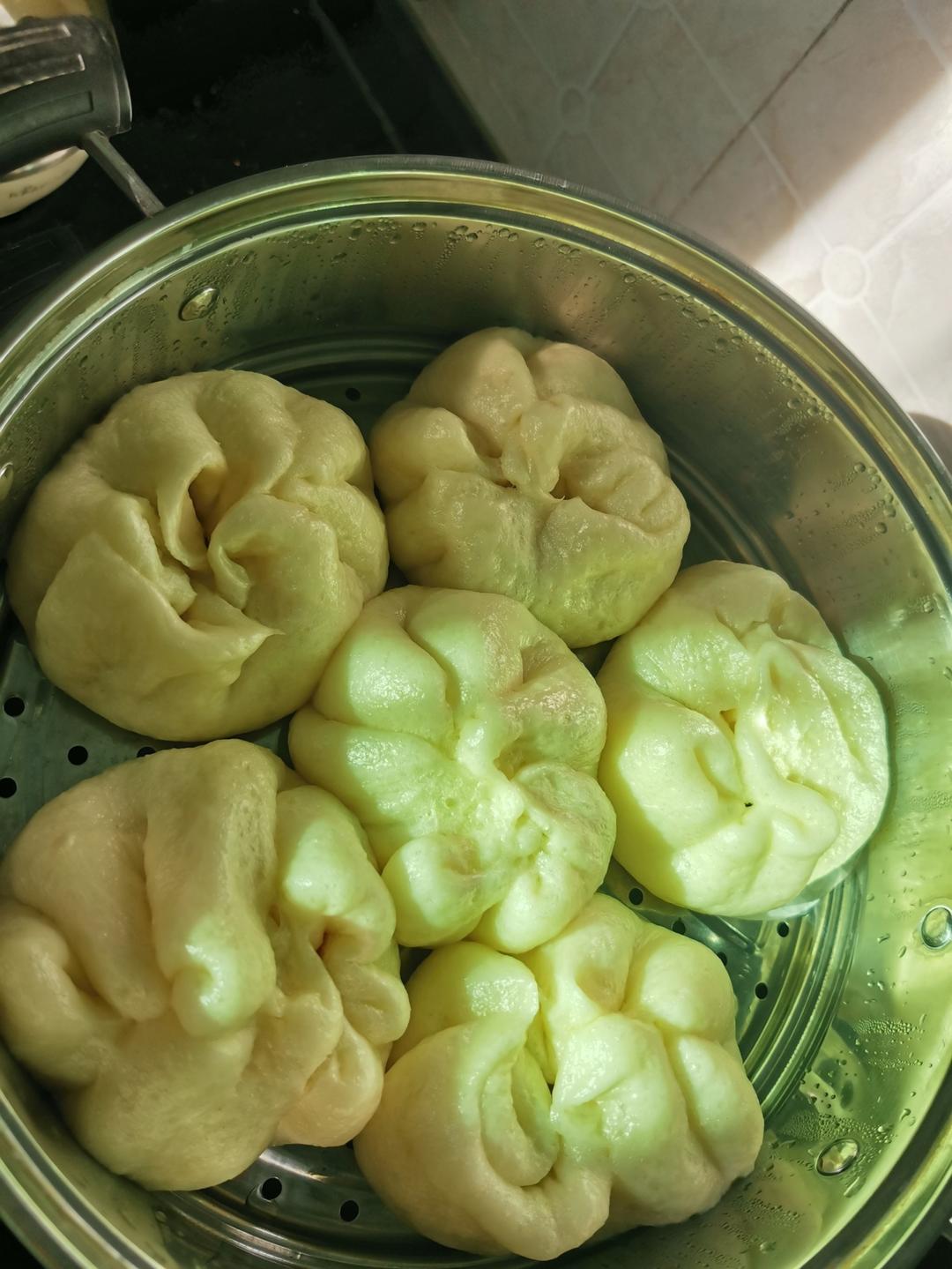 云朵般松软爆浆蜜汁叉烧包