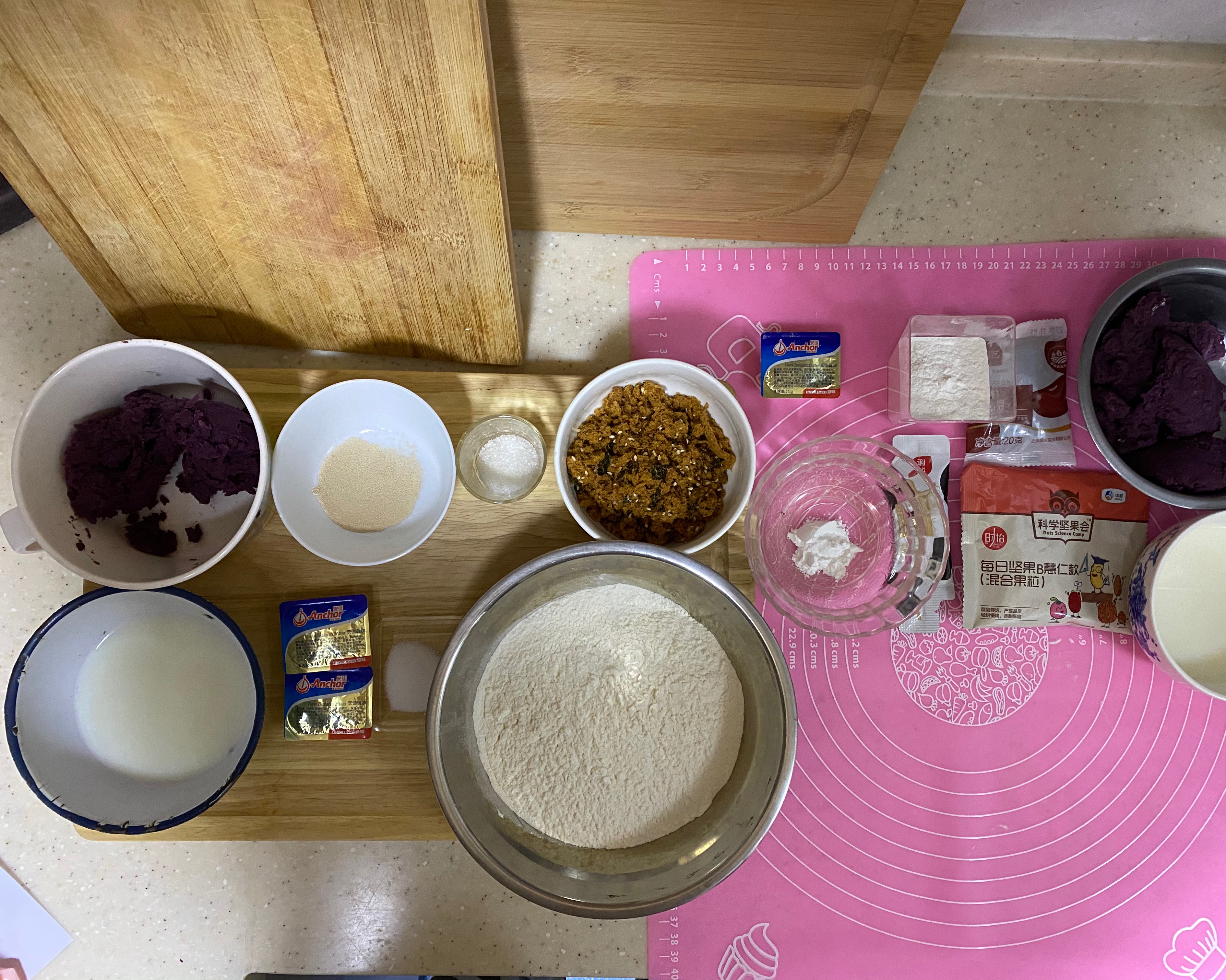 紫薯肉松红豆软欧包的做法 步骤2