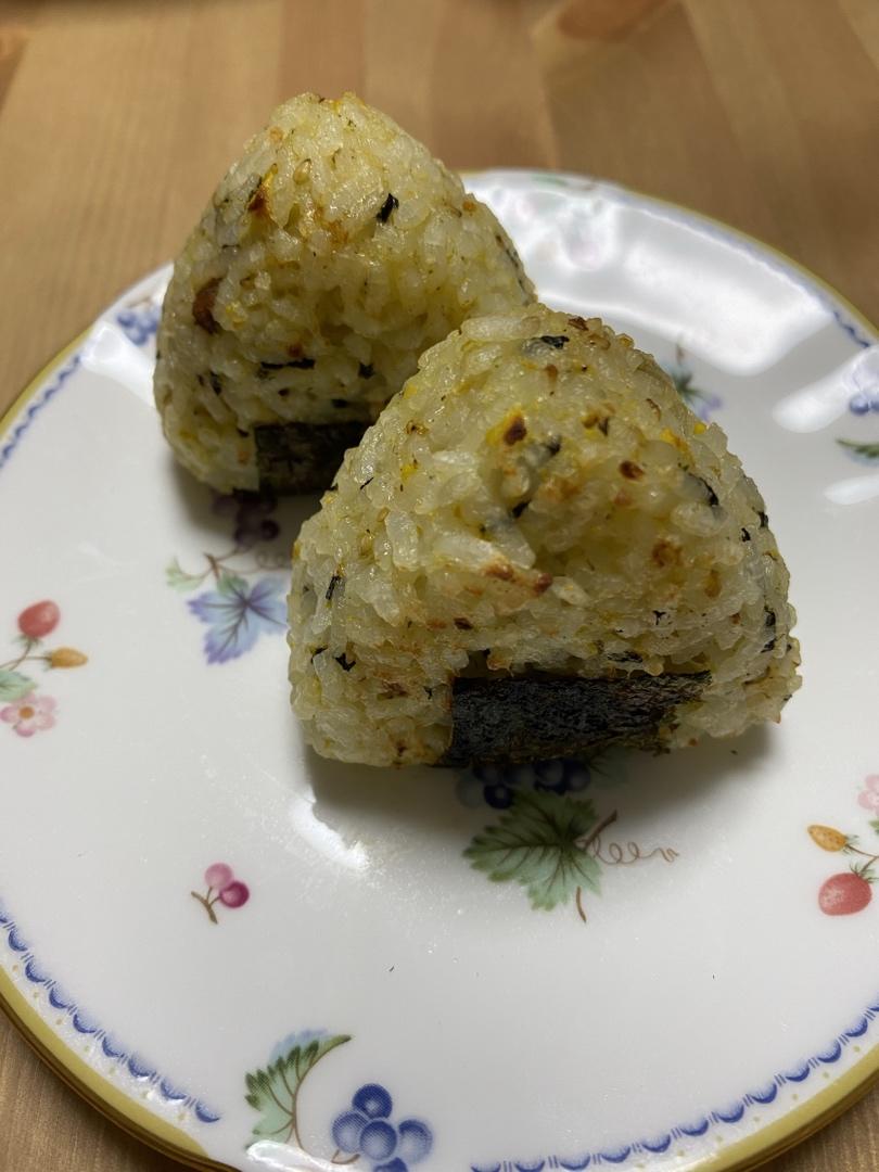 剩米饭的神仙吃法，肉松酱油烤饭团，平底锅就能做哦～