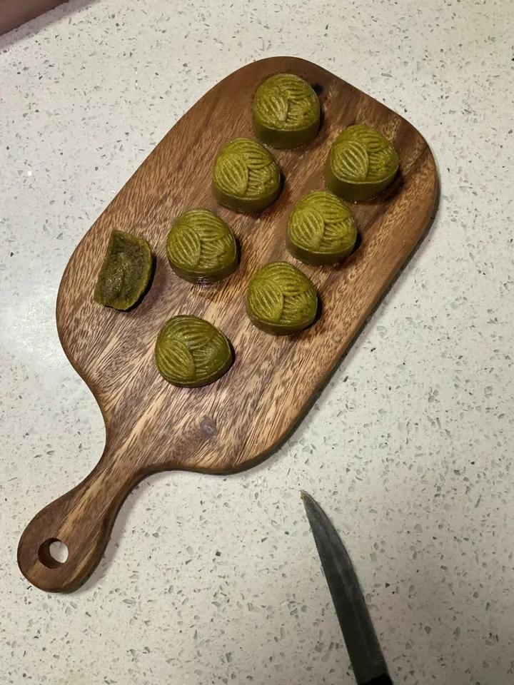💃奶黄流心月饼——这是可以让你坐稳朋友圈厨霸位置的月饼🥮，没人点赞算我输👎